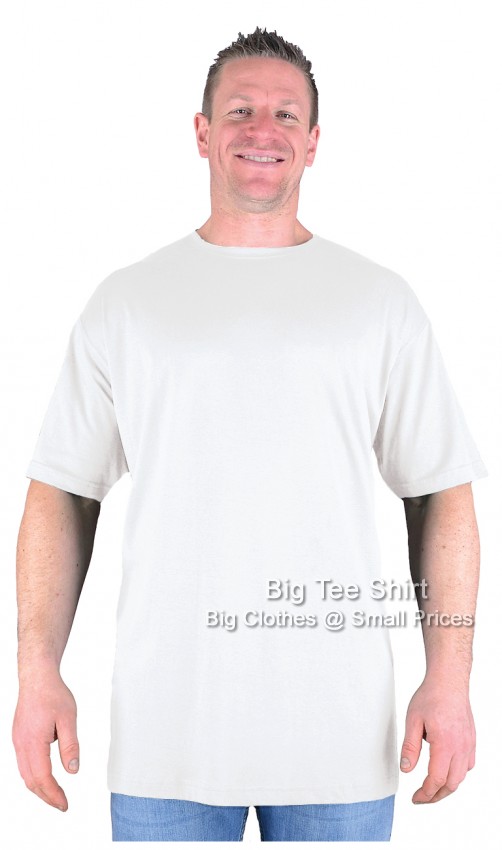A man wearing a plain white coloured t shirt.